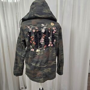 American Eagle Outfitters Camo Jacket Floral‎ LOVE Embroidered Hooded Size Small